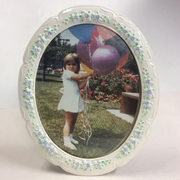 VTG Ceramic White Blue Floral Oval 8”x10” Frame - Picture 1 of 9